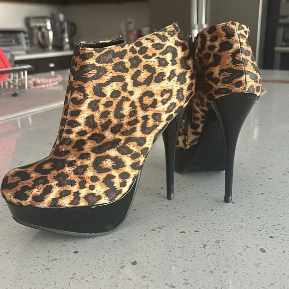 Dollhouse Cheetah Sexy Booties 8 1/2 - Picture 2 of 6